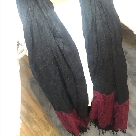 Red and black scarf - Picture 4 of 7